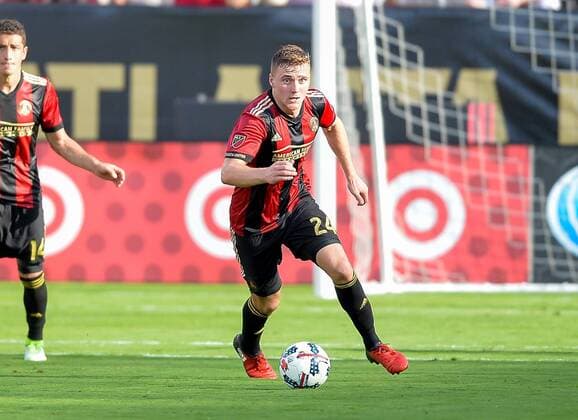ATLANTA, GA - MAY 28: Atlanta United s Julian Gressel (24) pushes the ball upfield during a MLS Fussball Herren USA match between Atlanta United and NYCFC on May 28, 2017 at Bobby Dodd Stadium in Atlanta, Georgia. Atlanta United defeated NYCFC 3 Ð 1. (Photo by Rich von Biberstein Icon Sportswire) SOCCER: MAY 28 MLS - NY City FC at Atlanta United FC Icon17052829 EDITORIAL USE ONLY