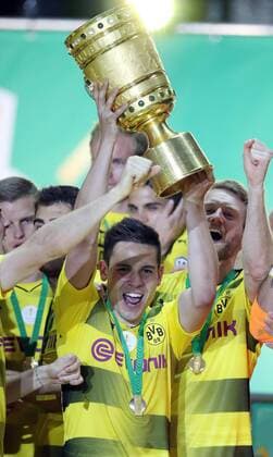 DFB-Pokal Finale 2017 Eintracht Frankfurt - Borussia Dortmund Deutschland, Berlin, 26.05.2017, Fussball, DFB-Pokal 2016 2017, Finale in Berlin, Eintracht Frankfurt - Borussia Dortmund (1:2): Raphael Guerreiro (Borussia Dortmund) mit dem DFB-Pokal.