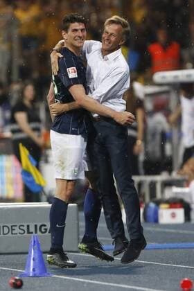 Bilder des Tages - SPORT vl Mario Gomez (Wolfsburg, 33) und Andries Jonker (Wolfsburg, Trainer) nach Auswechslung, Fussball, Relegation zur Bundesliga, Eintracht Braunschweig - VfL Wolfsburg, xtgx