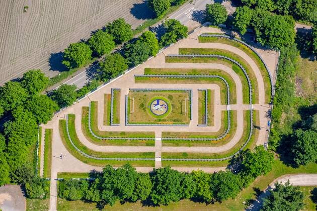 Schalke Friedhof, Friedhof Beckhausen-Sutum auf Sichtweite zur Veltins-Arena, Grabstätte, Schalker Feld, Gelsenkirchen, Ruhrgebiet, Nordrhein-Westfalen, Deutschland !ACHTUNGxMINDESTHONORARx60xEURO!