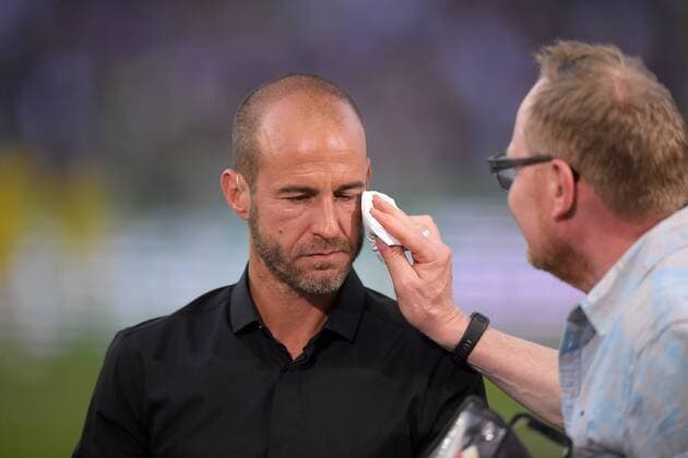 27.05.2017, Fussball DFB-Pokal 2016 17, Finale im Olympiastadion in Berlin, Eintracht Frankfurt - Borussia Dortmund, ARD-Experte Mehmet Scholl wird das Gesicht abgetupft. 