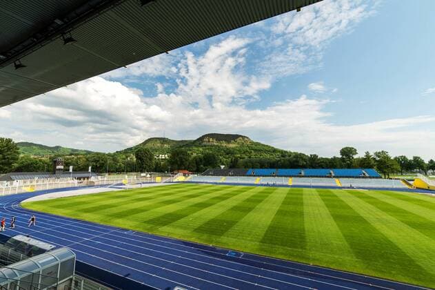 Das Ernst Abbe Sporfeld in Jena, Heimstätte des Regionalligisten FC Carl Zeiss Jena, mit aufgebauter Zusatztribüne hinter der Gegengerade vor dem Relegationsrückspiel zur 3. Liga gegen Viktoria Köln. Ernst Abbe Sportfeld Jena