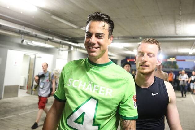 Torwart Diego Benaglio (VfL Wolfsburg) kommt von den Fans - 1. Fussball Bundesliga Rückspiel Relegation Saison 2016-2017 Eintracht Braunschweig vs. VfL Wolfsburg im Eintracht Stadion in Braunschweig - Deutschland, Fußball, Mann, Männer,29.05.2017