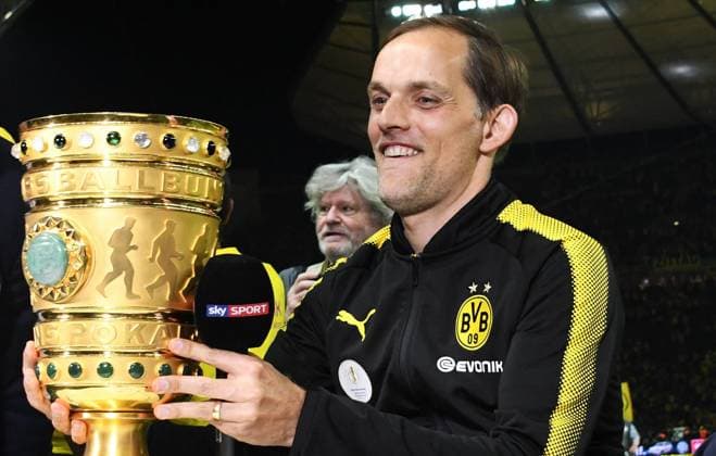 Fussball, DFB-Pokal-Finale, Deutschland, Herren, Saison 2016 2017, Olympiastadion Berlin: SG Eintracht Frankfurt (weiss) - Bor. Dortmund, BVB (gelb) 1:2; Trainer Thomas Tuchel (BVB) mit Pokal. Jubel, Freude, Aktion.