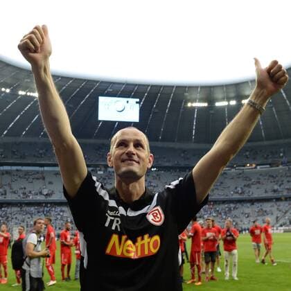 Bilder des Tages - SPORT Trainer Heiko Herrlich (Regensburg) bedankt sich bei den Fans, bedanken, Dank, Feiern, optimistisch, Freude, freundlich, fröhlich, strahlend, optimistisch , jubelt über den Aufstieg, Fussball, Relegation zur 2. Bundesliga, TSV 1860 München - SSV Jahn Regensburg, xslx