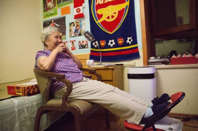 BEIJING, CHINA - MAY 28: 78-year-old gooner Liu Hongwen watches FA Cup Final between Arsenal and Chelsea at home on May 28, 2017 in Beijing, China. 78-year-old retired teacher Liu Hongwen became an Arsenal fan in 2002. On Liu s 75 birthday, her son registered a Sina Weibo account for her. She supports Arsenal on Weibo and becomes a web celebrity with a nickname Gooner Granny Liu .  Copyright: xVCGx CFP111103649728 
