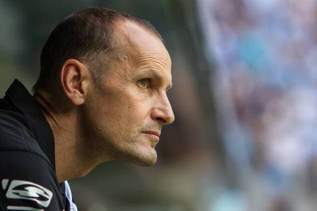 Muenchen, Deutschland, 30.05.2017, 2. Bundesliga Relegation Rueckspiel, TSV 1860 Muenchen - SSV Jahn Regensburg, Trainer Heiko Herrlich (REG) guckt ( DeFodi507