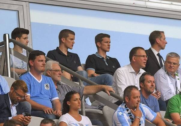 30.05.2017, Fussball 2.Bundesliga 2016 2017, Relegationsspiel zur 2.Liga Rückspiel, TSV 1860 München - SSV Jahn Regensburg, in der Allianz-Arena München, Die Ex-Löwen Sven und Lars Bender auf der Ehrentribüne. 