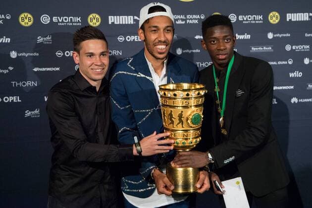 Raphael GUERREIRO (li., DO), Pierre-Emerick AUBAMEYANG (DO) und Ousmane DEMBELE (DO) mit Pokal, DFB Pokal Finale, Roter Teppich von Borussia Dortmund nach dem Spiel, Eintracht Frankfurt (F) - Borussia Dortmund (DO) 1:2 im Grand Hyatt Hotel in Berlin am 27.05.2017 Â