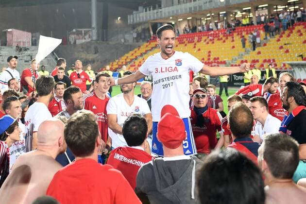 Kapitän Josef Welzmüller (Welzmueller, Unterhaching, 5) stimt das HUMBA Lied an und feiert mit Mannschaft und Fans auf dem Rasen den Aufstieg, Freude, freundlich, fröhlich, strahlend, optimistisch, Fussball, Relegation zur 3. Liga, SV Elversberg - SpVgg Unterhaching, xslx