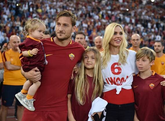 FUSSBALL INTERNATIONAL SERIE A 38. Spieltag SAISON 2016 2017 AS Rom 3-2 CFC Genua 1893 28.05.2017 Verabschiedung der Vereinslegende des AS Roma; Francesco Totti mit Familie, Tochter Isabel, Tochter Chanel, Frau Ilary Blasi und Sohn Cristian (v.li.) 