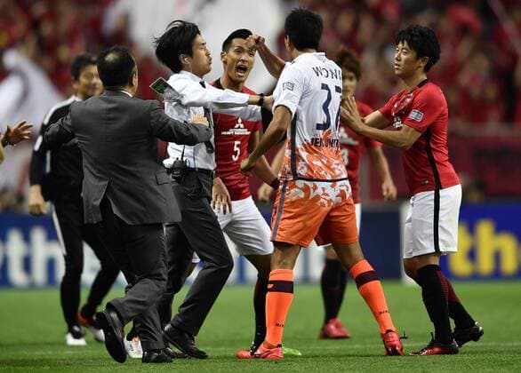 Tomoaki Makino of Japan s Urawa Red Diamonds quarrels with players of South Korea s Jeju United in their second Round of 16 match during the AFC Champions League 2017 in Urawa, Saitama, Japan, 31 May 2017. Urawa Red Diamonds defeated Jeju United 3-0 in their second Round of 16 match during the 2017 AFC Champions League in Saitama, Japan, 31 May 2017. Urawa Red Diamonds beats Jeju United in second Round of 16 match at AFC Champions League  20170531_31628
