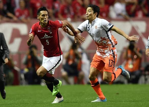 Tomoaki Makino of Japan s Urawa Red Diamonds, left, challenges Chung Woon of South Korea s Jeju United in their second Round of 16 match during the AFC Champions League 2017 in Urawa, Saitama, Japan, 31 May 2017. Urawa Red Diamonds defeated Jeju United 3-0 in their second Round of 16 match during the 2017 AFC Champions League in Saitama, Japan, 31 May 2017. Urawa Red Diamonds beats Jeju United in second Round of 16 match at AFC Champions League  20170531_31637