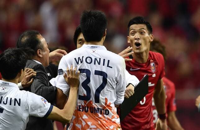 Tomoaki Makino of Japan s Urawa Red Diamonds quarrels with players of South Korea s Jeju United in their second Round of 16 match during the AFC Champions League 2017 in Urawa, Saitama, Japan, 31 May 2017. Urawa Red Diamonds defeated Jeju United 3-0 in their second Round of 16 match during the 2017 AFC Champions League in Saitama, Japan, 31 May 2017. Urawa Red Diamonds beats Jeju United in second Round of 16 match at AFC Champions League  20170531_49100