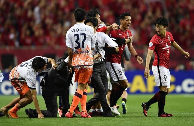 Tomoaki Makino of Japan s Urawa Red Diamonds quarrels with players of South Korea s Jeju United in their second Round of 16 match during the AFC Champions League 2017 in Urawa, Saitama, Japan, 31 May 2017. Urawa Red Diamonds defeated Jeju United 3-0 in their second Round of 16 match during the 2017 AFC Champions League in Saitama, Japan, 31 May 2017. Urawa Red Diamonds beats Jeju United in second Round of 16 match at AFC Champions League  20170531_62302