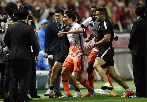 Tomoaki Makino of Japan s Urawa Red Diamonds quarrels with players of South Korea s Jeju United in their second Round of 16 match during the AFC Champions League 2017 in Urawa, Saitama, Japan, 31 May 2017. Urawa Red Diamonds defeated Jeju United 3-0 in their second Round of 16 match during the 2017 AFC Champions League in Saitama, Japan, 31 May 2017. Urawa Red Diamonds beats Jeju United in second Round of 16 match at AFC Champions League  20170531_62308