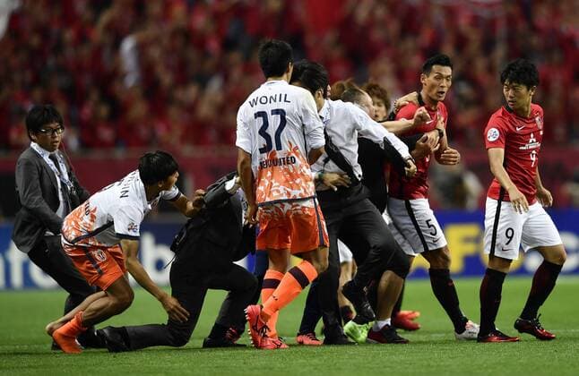 Tomoaki Makino of Japan s Urawa Red Diamonds quarrels with players of South Korea s Jeju United in their second Round of 16 match during the AFC Champions League 2017 in Urawa, Saitama, Japan, 31 May 2017. Urawa Red Diamonds defeated Jeju United 3-0 in their second Round of 16 match during the 2017 AFC Champions League in Saitama, Japan, 31 May 2017. Urawa Red Diamonds beats Jeju United in second Round of 16 match at AFC Champions League  20170531_81722