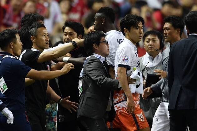 Tomoaki Makino of Japan s Urawa Red Diamonds quarrels with players of South Korea s Jeju United in their second Round of 16 match during the AFC Champions League 2017 in Urawa, Saitama, Japan, 31 May 2017. Urawa Red Diamonds defeated Jeju United 3-0 in their second Round of 16 match during the 2017 AFC Champions League in Saitama, Japan, 31 May 2017. Urawa Red Diamonds beats Jeju United in second Round of 16 match at AFC Champions League  20170531_81729