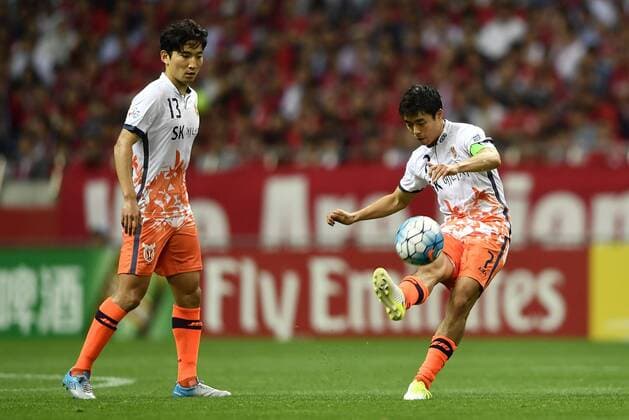 Kwon Soon-hyung of South Korea s Jeju United, right, passes the ball against Japan s Urawa Red Diamonds in their second Round of 16 match during the 2017 AFC Champions League in Urawa, Saitama, Japan, 31 May 2017. Urawa Red Diamonds defeated Jeju United 3-0 in their second Round of 16 match during the 2017 AFC Champions League in Saitama, Japan, 31 May 2017. Urawa Red Diamonds beats Jeju United in second Round of 16 match at AFC Champions League  20170531_81761