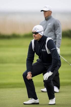 170601 Henrik Stenson, Sverige och i bakgrunden Alexander Noren, Sverige under dag ett av golftävlingen Nordea Masters den 1 juni 2017 i Barsebäck.  Copyright: PETTERxARVIDSON BB170601PA048