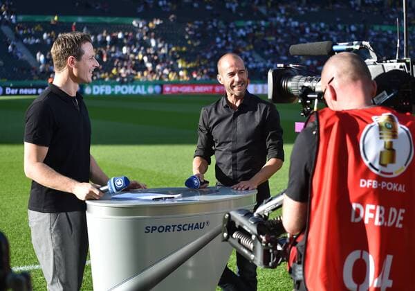 27.05.2017, Fussball GER, DFB Pokal, Finale, Eintracht Frankfurt - Borussia Dortmund 1-2, ARD Sportschau Moderator Alexander Bommes, li., mit Experte Mehmet Scholl