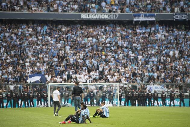 2. Fussball Bundesliga, Relegation, TSV 1860 Muenchen vs. SSV Jahn Regensburg, Ergebniss 2-0, 1860 steigt ab, Regensburg steigt auf, Allianz Arena Muenchen. 30.05.2017 Im Bild: Polizei vor tobenden Loewenfans in der Nordkurve, Lumor, Marnon Busch, Florian Neuhaus Â