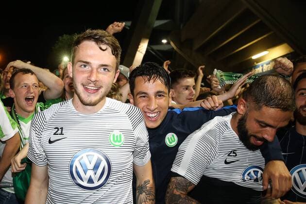 Jannes Horn,Ismail Azzaoui,Ashkan Dejagah (v.li.,VfL Wolfsburg) feiert hinter dem Fanblock mit den Fans - 1. Fussball Bundesliga Rückspiel Relegation Saison 2016-2017 Eintracht Braunschweig vs. VfL Wolfsburg im Eintracht Stadion in Braunschweig - Deutschland, Fußball, Mann, Männer,29.05.2017