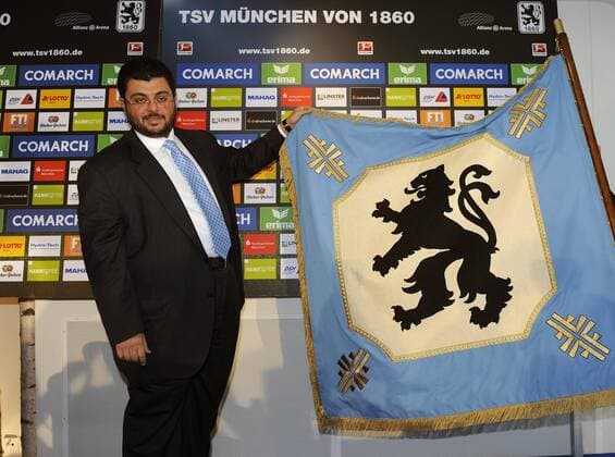 Hasan ISMAIK, Investor beim TSV 1860 Muenchen-Halbfigur,halbe Figur,mit der Vereinsflagge,Fahne,Vereinswappen,Pressekonferenz TSV 1860 München und Hasan ISMAIK stellen Kooperation vor. Fussball,Liga2.2.Liga,2.Bundesliga.Pressetermin,07.06.2011.
