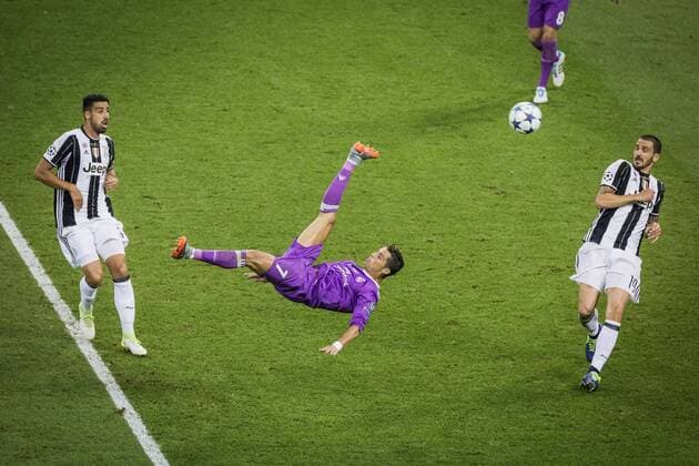 Cardiff, Großbritannien, 03.06.2017: Fallrückzieher Cristiano Ronaldo (Real 7) im Zweikampf gegen Sami Khedira (Juve 6) und Leonardo Bonucci (Juve 19), Fußball UEFA Championsleague Finale 2017, Juventus Turin - Real Madrid
