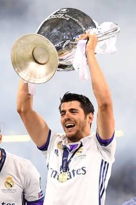 Fußball Champions League Finale Juventus Turin - Real Madrid am 03.06.2017 im Millennium Stadium in Cardiff Alvaro Morata ( Madrid ) mit dem Champions League Pokal xRx