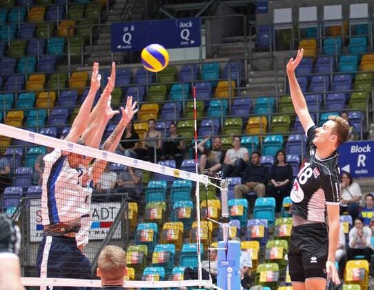 04.06.2017, xilx, Volleyball Herren, FIVB World League 2017 in Frankfurt, Österreich - Kasachstan, emspor v.l. Anton Kuznetsov (Kasachstan, Kazakhstan), Paul Buchegger (Austria, Oesterreich) Frankfurt