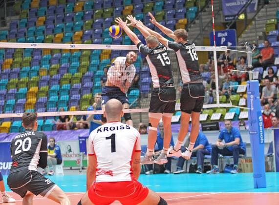 04.06.2017, xilx, Volleyball Herren, FIVB World League 2017 in Frankfurt, Österreich - Kasachstan, emspor v.l. David Michel (Austria, Oesterreich), Philipp Pipo Kroiss (Austria, Oesterreich), Vitaliy Vorivodin (Kasachstan, Kazakhstan), Nicolai Grabmueller (Austria, Oesterreich), Paul Buchegger (Austria, Oesterreich) Frankfurt