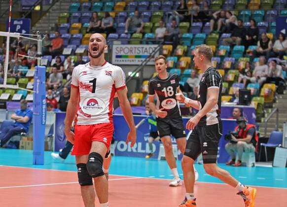 04.06.2017, xilx, Volleyball Herren, FIVB World League 2017 in Frankfurt, Österreich - Kasachstan, emspor v.l. Philipp Pipo Kroiss (Austria, Oesterreich), Paul Buchegger (Austria, Oesterreich), Alexander Dragonball BergAir Berger (Austria, Oesterreich) Frankfurt
