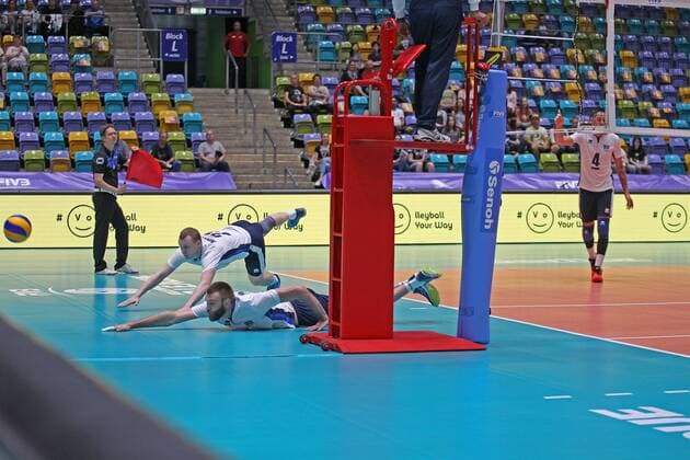 04.06.2017, xilx, Volleyball Herren, FIVB World League 2017 in Frankfurt, Österreich - Kasachstan, emspor v.l. Vitaliy Vorivodin (Kasachstan, Kazakhstan), Ivan Minakov (Kasachstan, Kazakhstan) Frankfurt