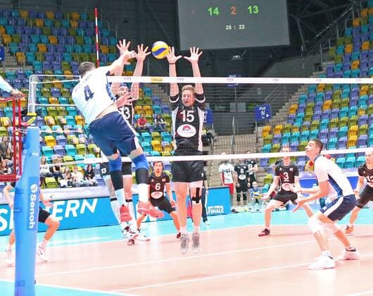 04.06.2017, xilx, Volleyball Herren, FIVB World League 2017 in Frankfurt, Österreich - Kasachstan, emspor v.l. Alexandr Stolnikov Kapitaen, Captain (Kasachstan, Kazakhstan), Maximilian Thaller (Austria, Oesterreich), Nicolai Grabmueller (Austria, Oesterreich) Frankfurt