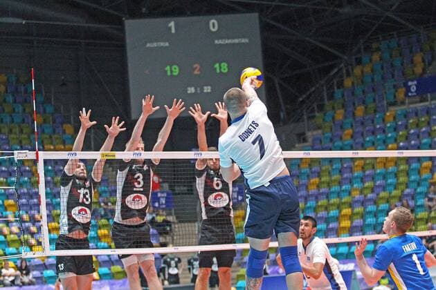 04.06.2017, xilx, Volleyball Herren, FIVB World League 2017 in Frankfurt, Österreich - Kasachstan, emspor v.l. Maximilian Thaller (Austria, Oesterreich), Peter Wohlfahrtstaetter Kapitaen (Austria, Oesterreich), Anton Lukas menAir Menner (Austria, Oesterreich), Vassily Donets (Kasachstan, Kazakhstan) Frankfurt