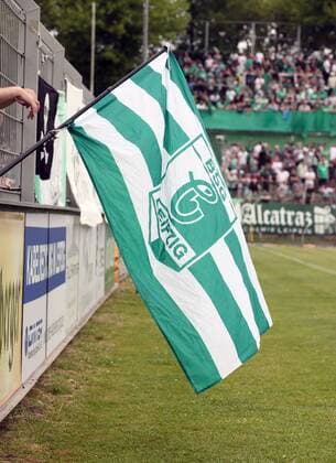 Leipzig, 03.06.2017, Alfred-Kunze-Sportpark, Fussball, NOFV-Oberliga Süd, 30.Spieltag , BSG Chemie Leipzig vs. SV Schott Jena 3:1 (2:1) , Im Bild; Fans von Chemie Leipzig zeigen Schals und Fahnen und zünden Pyrotechnik. ,