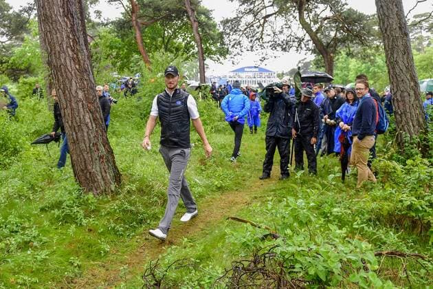 170604 Chris Wood, England letar boll under dag fyra av golftävlingen Nordea Masters den 4 juni 2017 i Barsebäck.  Copyright: PETTERxARVIDSON BB170604PA092