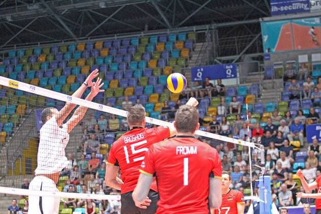 04.06.2017, xilx, Volleyball Herren, FIVB World League 2017 in Frankfurt, Deutschland - Venezuela, emspor v.l. Emerson Rodr?guez Gonzalez (Venezuela), Tim Broshog (Germany, Deutschland), Christian Fromm Kapitaen (Germany, Deutschland) Frankfurt