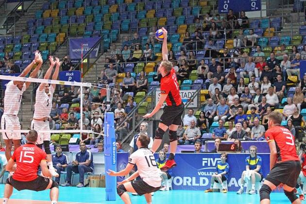 04.06.2017, xilx, Volleyball Herren, FIVB World League 2017 in Frankfurt, Deutschland - Venezuela, emspor v.l. Tim Broshog (Germany, Deutschland), Edson Alberto Valencia Gonzalez (Venezuela), Emerson Rodr?guez Gonzalez (Venezuela), Julian Zenger (Germany, Deutschland), Simon Hirsch (Germany, Deutschland), Ruben Schott (Germany, Deutschland) Frankfurt