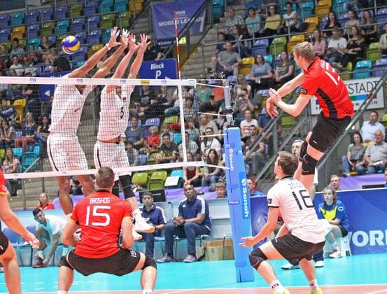 04.06.2017, xilx, Volleyball Herren, FIVB World League 2017 in Frankfurt, Deutschland - Venezuela, emspor v.l. Edson Alberto Valencia Gonzalez (Venezuela), Tim Broshog (Germany, Deutschland), Emerson Rodriguez Gonzalez (Venezuela), Julian Zenger (Germany, Deutschland) , Simon Hirsch (Germany, Deutschland) Frankfurt