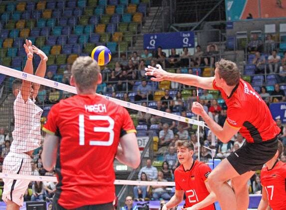 04.06.2017, xilx, Volleyball Herren, FIVB World League 2017 in Frankfurt, Deutschland - Venezuela, emspor v.l., Jonathan Quijada (Venezuela) , Simon Hirsch (Germany, Deutschland), Christian Fromm Kapitaen (Germany, Deutschland), Tobias Krick (Germany, Deutschland) Frankfurt