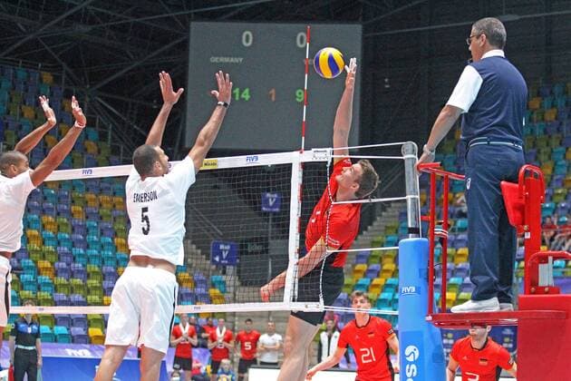 04.06.2017, xilx, Volleyball Herren, FIVB World League 2017 in Frankfurt, Deutschland - Venezuela, emspor v.l. Emerson Rodr?guez Gonzalez (Venezuela), Christian Fromm Kapitaen (Germany, Deutschland) Frankfurt
