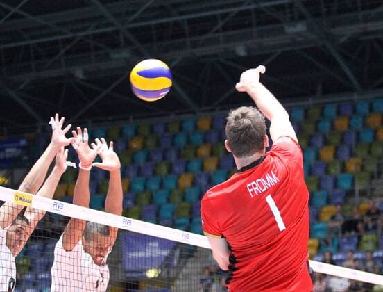 04.06.2017, xilx, Volleyball Herren, FIVB World League 2017 in Frankfurt, Deutschland - Venezuela, emspor v.l. Hector Salerno (Venezuela), Edson Alberto Valencia Gonzalez (Venezuela), Christian Fromm Kapitaen (Germany, Deutschland) Frankfurt