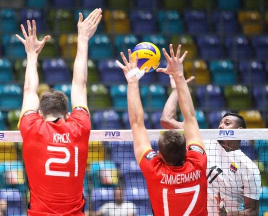 04.06.2017, xilx, Volleyball Herren, FIVB World League 2017 in Frankfurt, Deutschland - Venezuela, emspor v.l. Tobias Krick (Germany, Deutschland), Jan Zimmermann (Germany, Deutschland), Ronald Jose Fayola Hurtado (Venezuela) Frankfurt