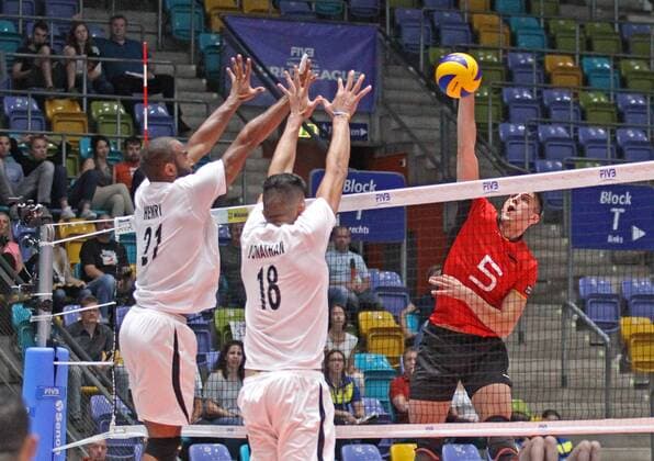04.06.2017, xilx, Volleyball Herren, FIVB World League 2017 in Frankfurt, Deutschland - Venezuela, emspor v.l. Henry Jose Rojas Estangel (Venezuela), Jonathan Quijada (Venezuela), Motiz Reichert (Germany, Deutschland) Frankfurt