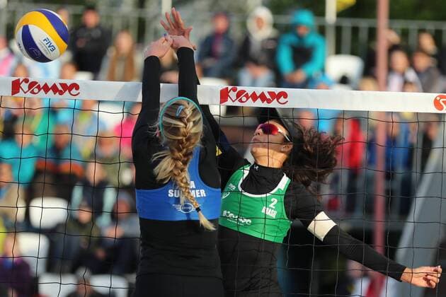 MOSCOW, RUSSIA â€“ JUNE 4, 2017: Summer Ross (front) of the United States tries to block Talita Antunes of Brazil in the final match at the Moscow leg of the 2017 FIVB Beach volleyball Beachvolleyball World Tour. Franca with her teammate Talita Antunes won the gold medal match 2-0. Sergei Savostyanov TASS  TS051A4A