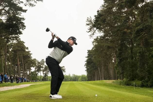 170604 Lee Westwood, England slar ut fran 5:e tee under dag fyra av golftävlingen Nordea Masters den 4 juni 2017 i Barsebäck.  Copyright: PETTERxARVIDSON BB170604PA416
