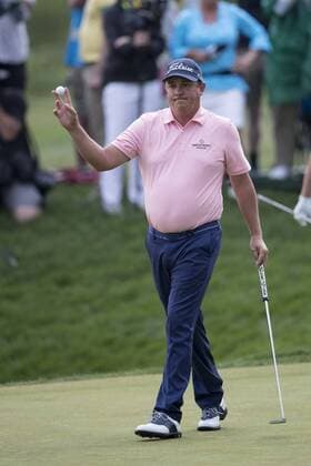 DUBLIN, OH - JUNE 04: PGA Golf Herren golfer Jason Dufner waves to the fans after winning the Memorial Tournament - Final Round on June 4, 2017 at Muirfield Village Golf Club in Dublin, Ohio (Photo by Khris Hale Icon Sportswire) GOLF: JUN 04 PGA - the Memorial Tournament - Final Round Icon170604113 EDITORIAL USE ONLY