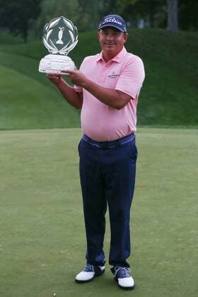 DUBLIN, OH - JUNE 04: Jason Dufner holds his trophy after winning The Memorial Tournament on June 4th 2017, at the Muirfield Village Golf Club in Dublin, OH. (Photo by Ian Johnson Icon Sportswire) GOLF: JUN 04 PGA Golf Herren - the Memorial Tournament - Final Round Icon170604081 EDITORIAL USE ONLY